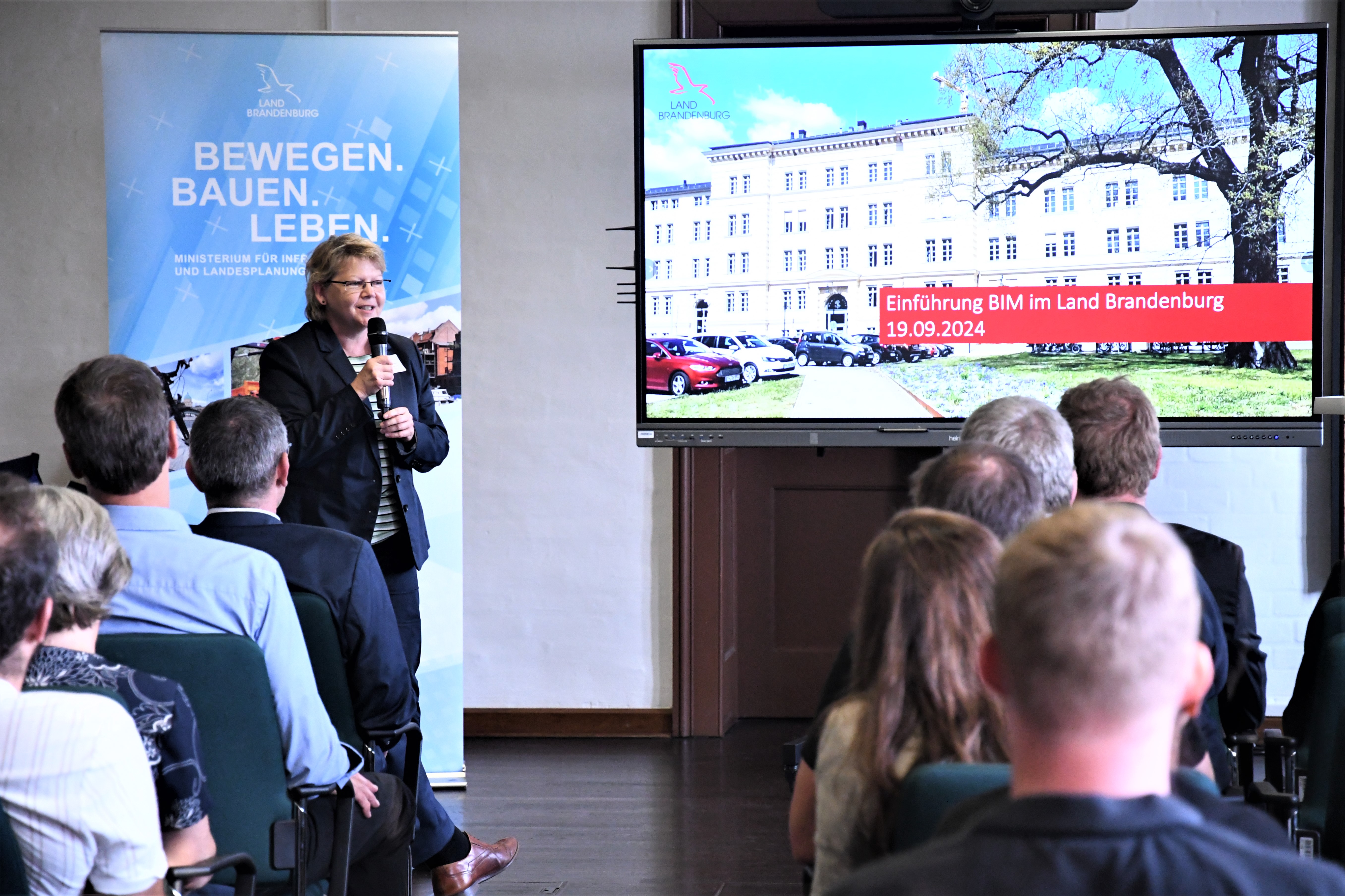 Die Projektleitung Frau Brandenburg stellt das Landesprojekt beim Regionalgruppentreffen im Ministerium für Infrastruktur und Landesplanung vor.
