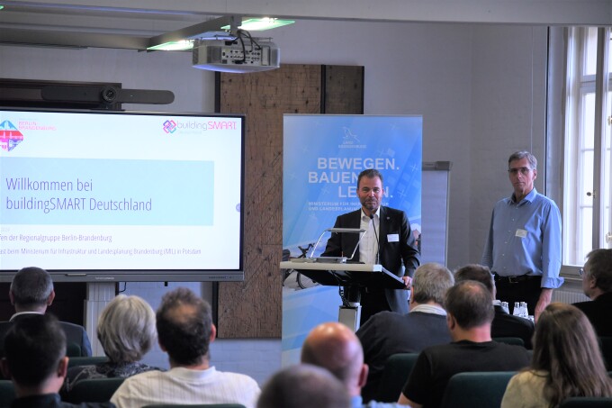 Herr Herrmann und Herr Kölzer begrüßen die Anwesenden.