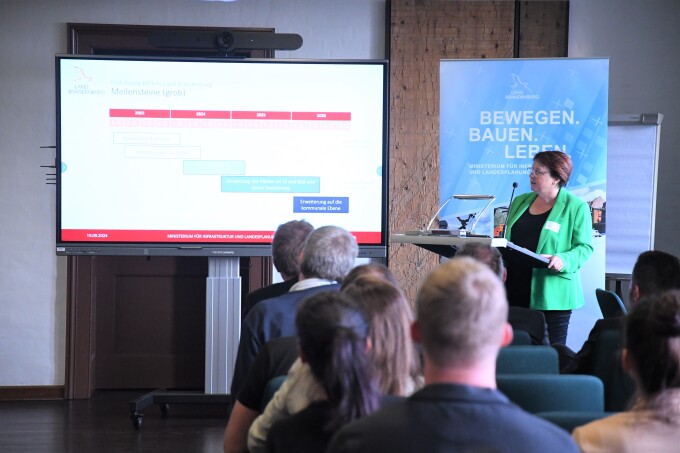 Die Projektverantwortliche stellt den Zeitplan des Landesprojekts vor.