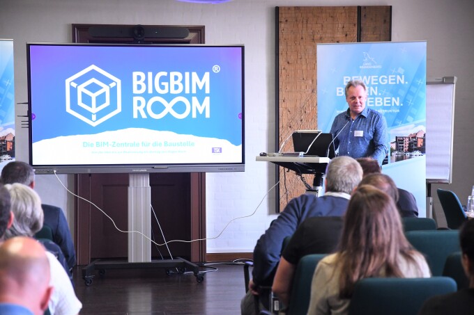 Herr Koch stellt Innovationen zum Einsatz von BIM in Brandenburg vor.