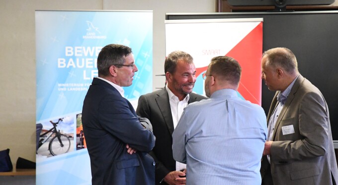 Die Teilnehmenden kommen in den Austausch